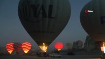 Kapadokya'da sıcak hava balonları Romanya bayrağıyla havalandı