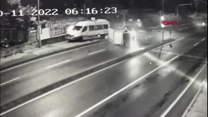 İSTANBUL-KARTAL'DA SERVİS MİNİBÜSÜNE ÇARPAN KAMYONETİN SÜRÜCÜSÜ ÖLDÜ