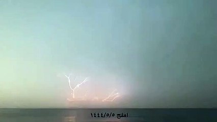 شاهد.. "لوحات خيالية للبرق" ترسم أغصانًا على صفحتي السماء والبحر بأملج