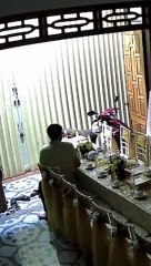 Ông bố thức trắng đêm ngày con gái đi lấy chồng