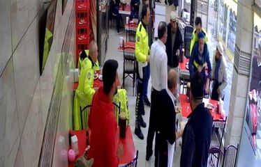 Nefes borusuna yemek kaçan kişi polisin Heimlich manevrasıyla kurtarıldı