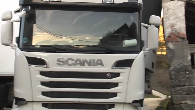 Un camión, siguiendo las indicaciones del GPS, se queda encajado en Navarra