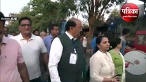 ढोल-नगाड़े बजाते हुए लोगों को वोटिंग के लिए प्रेरित करते हुए बूथ पहुंचे गुजरात के मंत्री पूर्णेश मोदी, देंखे Video