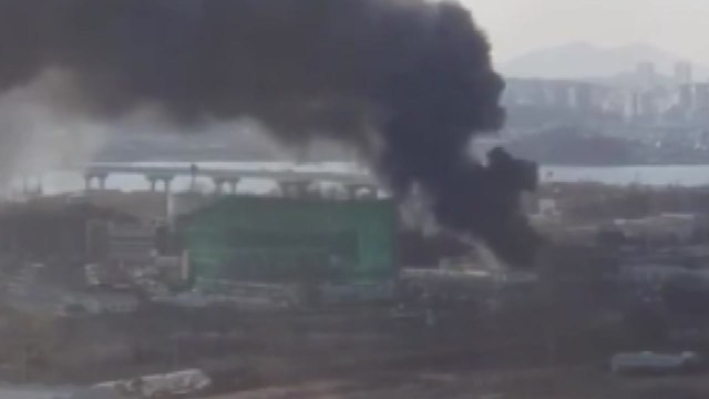 공장 창고에서 불나 3개 동 전소...다친 사람 없어 / YTN