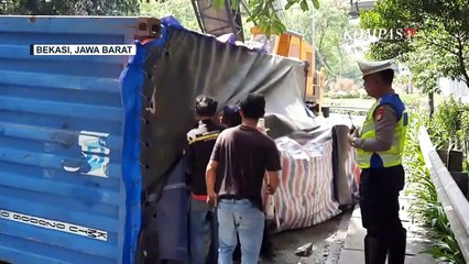 Download Video: Sopir Diduga Hilang Kendali, Truk Kontainer Muatan 20 Ton Mesin Terguling di Tengah Jalan