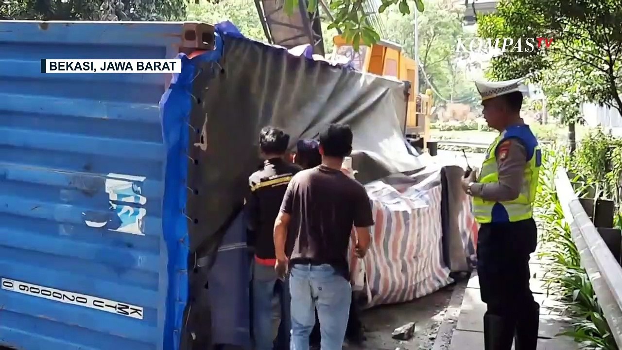 Sopir Diduga Hilang Kendali, Truk Kontainer Muatan 20 Ton Mesin Terguling di Tengah Jalan