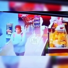 Yolda yürüyen kadın tekel bayinin biralarını devirdi