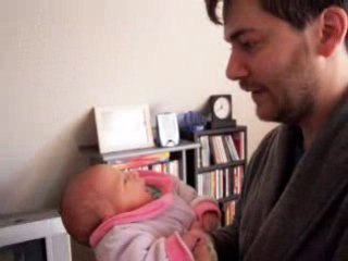 Lilith découvre Cure dans les bras de son papa 2