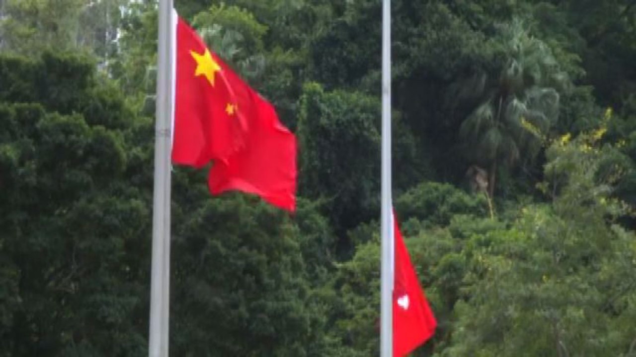 Bandiera cinese a mezz'asta a Hong Kong per morte di Jiang Zemin