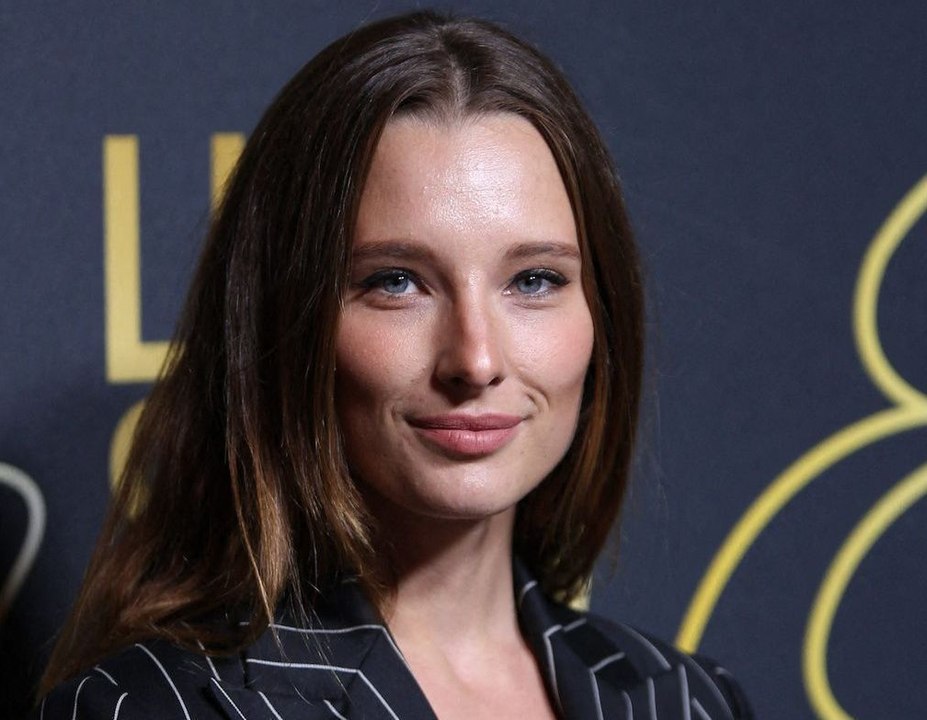 Ilona Smet radieuse : virée parisienne avec son époux Kamran et leur fils