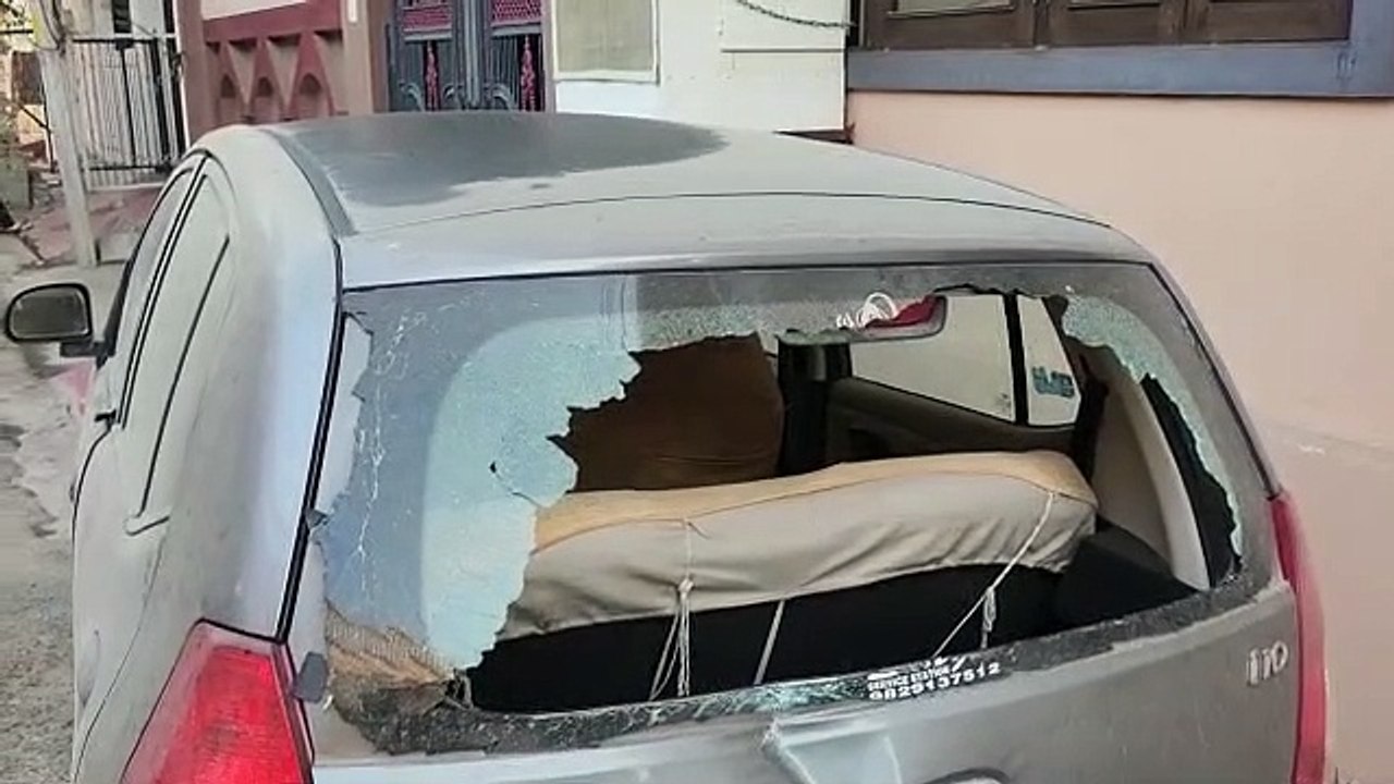 सिरफिरों ने आधा दर्जन से अधिक कारों से शीशे तोड...