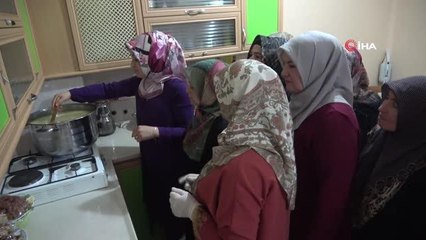 Kadınlar kursta peynir yapımını öğreniyor