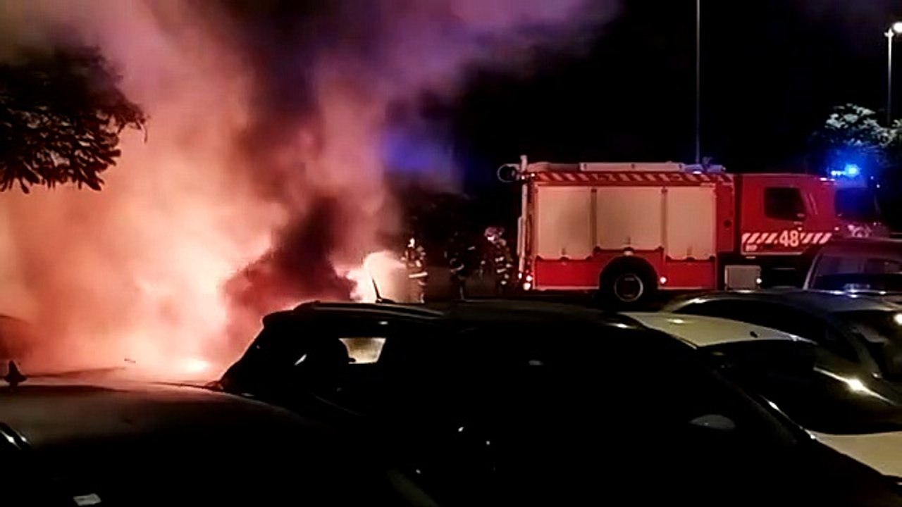 Incendio de contenedores en el Barrio de la Salud. / Fer Palarea