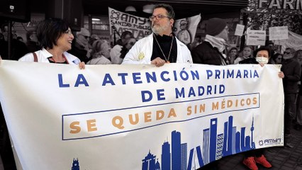 Médicos y pediatras protestan en la Asamblea contra el "maltrato" de Ayuso: "Atención Primaria, no precaria"
