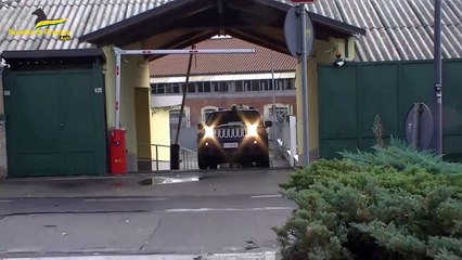 القبض على رجل يقود سيارة خارقة مزيفة بشارات أصلية