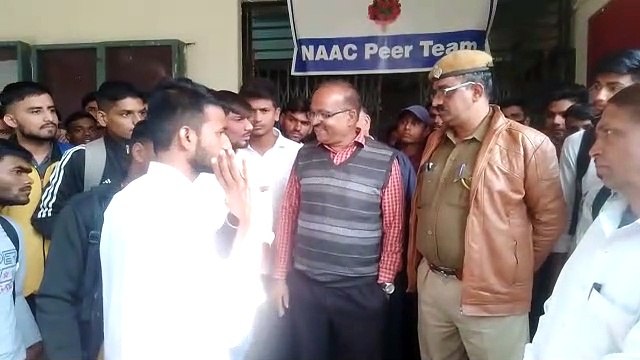 विद्यार्थियों ने कॉलेज के गेट पर ताला लगा किया प्रदर्शन