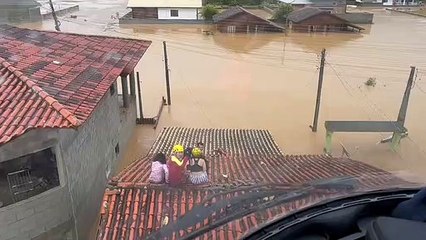 Resgate de pessoas ilhadas em Santo Amaro da Imperatriz