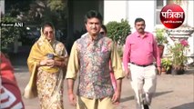 गुजरात: GuVintage Car में सवार होकर Royal परिवार के सदस्य वोट डालने पहुंचे Rajkot; देखें वीडियो