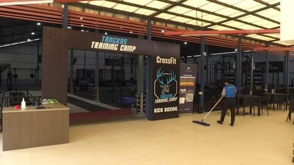 Endonezya'da bir spor kulübü sahibi kullanılmayan tenis kortunu topraksız seraya dönüştürdü