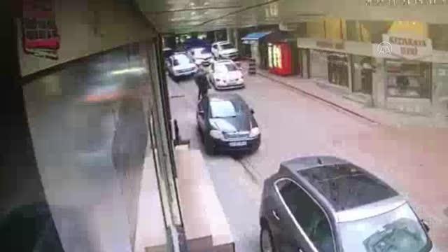 İstanbul'da polis kılığına girip iki kişinin parasını çalan şüpheliler yakalandı