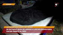 Se entregó ropa de abrigo a los soldados para hacer frente al frío