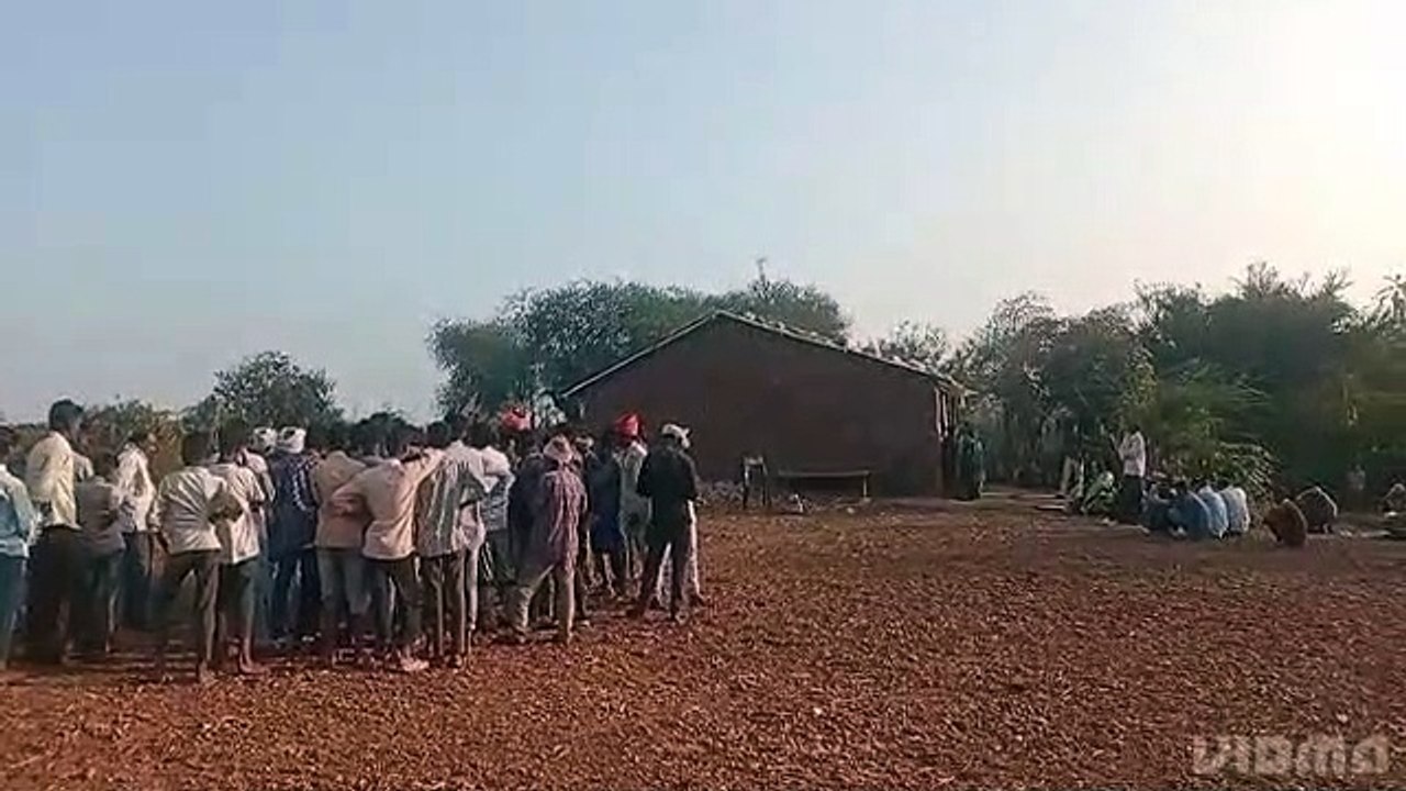 दो मासूम बेटों के साथ मां फंदे पर लटकी मिली