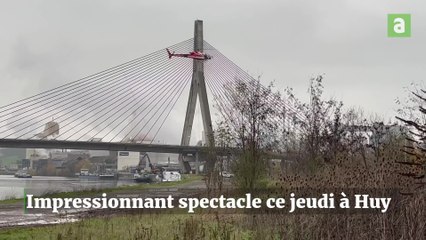Impressionnant : un hélicoptère achemine le matériel nécessaire aux travaux du téléphérique