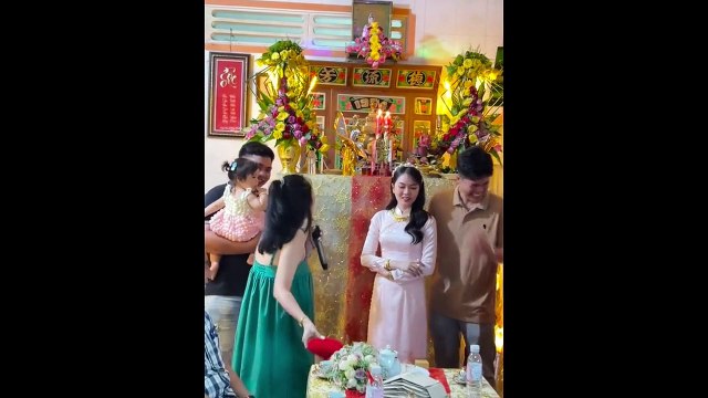 Em gái tặng chị cả hộp “vàng” ngày cưới, “chấp” dàn sính lễ nhà trai