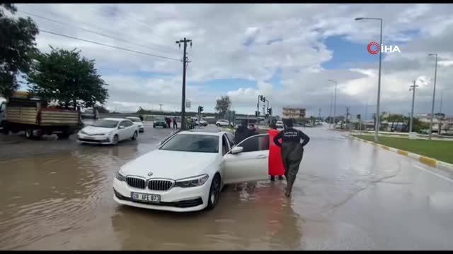 Antalya'da sağanak yağmur nedeniyle sürücüler zor anlar yaşadı