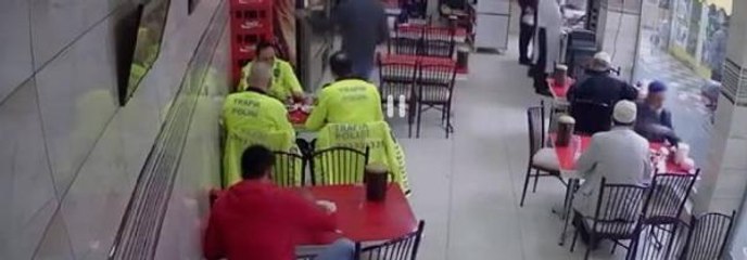 TRAFİK POLİSİ, NEFES BORUSUNA YİYECEK KAÇAN KİŞİYİ HEİMLİCH MANEVRASI İLE KURTARDI