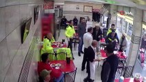Nefes Borusuna Yemek Kaçan Yaşlı Adamı Polis Memuru Heimlich Manevrası Yaparak Kurtardı!