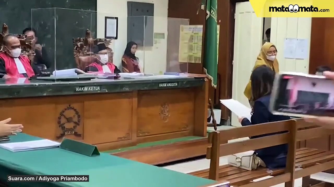 Ayu Thalia Memohon dan Menangis di Depan Hakim...