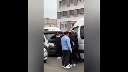 İstanbul'da sokak ortasında kısa sürede tatlıya bağlanan tartışma araya girenleri güldürdü