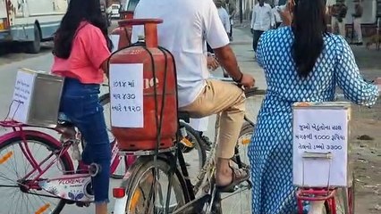 Gujarat election 2022: अनोखे अंदाज में वोट देने पहुंचे परेश धानाणी