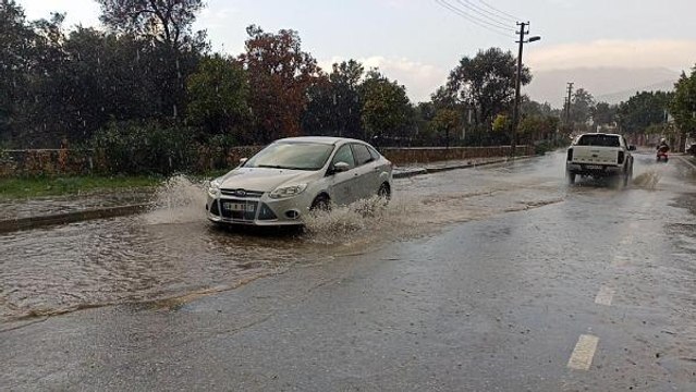 BODRUM'DA SAĞANAK; CADDE VE SOKAKLAR SUYLA DOLDU, SÜRÜCÜLER ZOR ANLAR YAŞADI