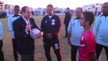 طفل لـ السيسي": أنا عيد ميلادي النهاردة ممكن تمضي لي عالكورة.. والرئيس بلبي رغبته