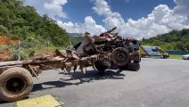 Caminhão é retirado da BR-376 em destroços; veja o vídeo