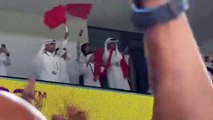 أمير قطر يحتفل بفوز المغرب من المدرجات -