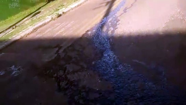 Moradores reclamam de mau cheiro causado pelo vazamento de esgoto