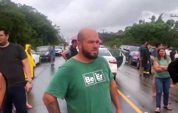 Moradores de comunidades alagadas são resgatados em SC