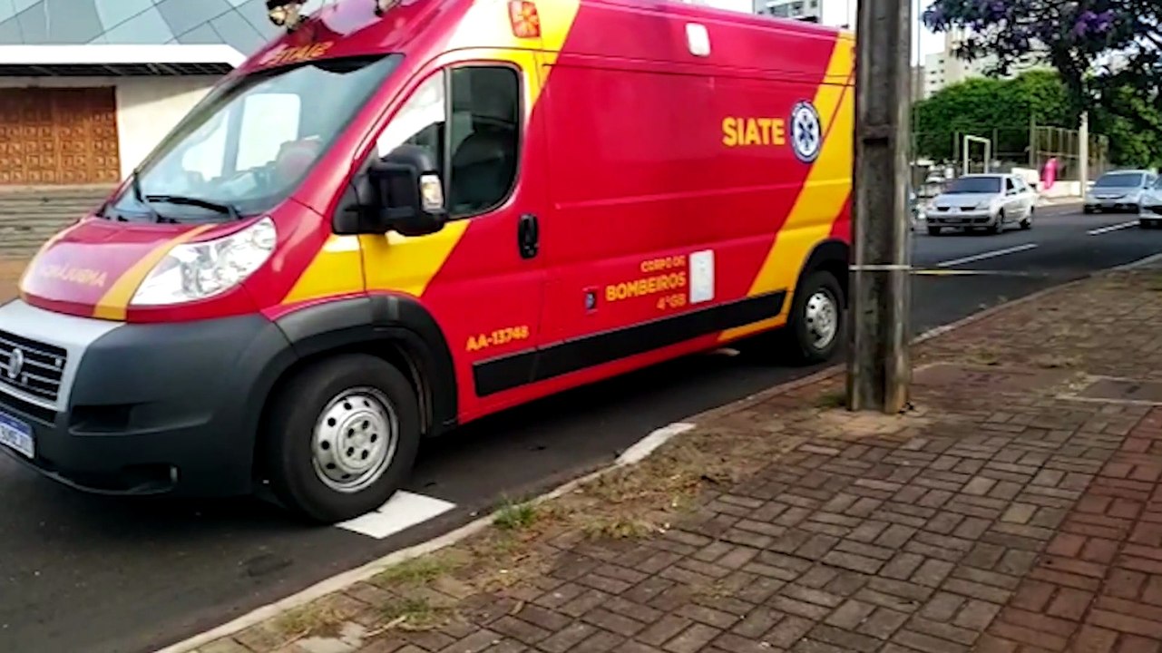 Motociclista perde o controle ao passar por quebra-molas