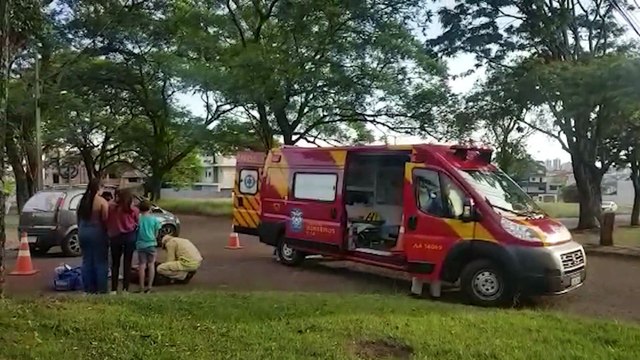 Adolescente sofre luxação no joelho após cair em via pública