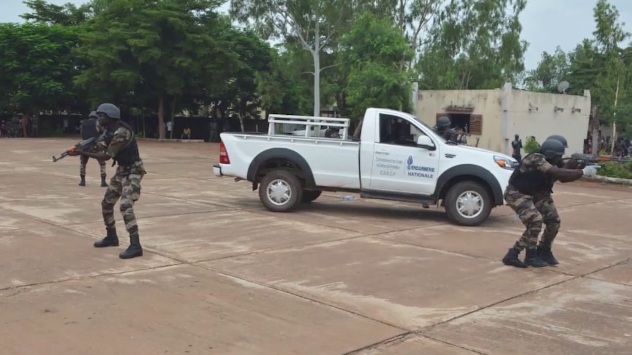 La #Gendarmerie de Sirakoro Méguétana saccagée par une foule incontrôlable #Mali