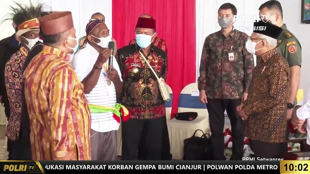 PRESISI UPDATE 10.00 WIB : Masyarakat Adat Suku Mbaham Matta Beri Wapres Cenderamata