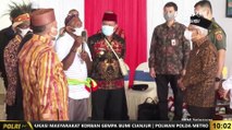 PRESISI UPDATE 10.00 WIB : Masyarakat Adat Suku Mbaham Matta Beri Wapres Cenderamata