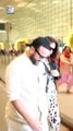 सैफ अली खान और करीना कपूर खान स्टाइलिश अंदाज में मुंबई एयरपोर्ट पर आए नजर