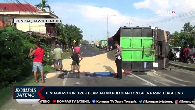 Hindari Motor, Truk Bermuatan Puluhan Ton Gula Pasir Terguling