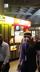 अर्जुन कपूर ने अपने फैन के साथ मुंबई एयरपोर्ट पर फोटो खिंचवाया