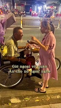 Clip: Cụ ông 79 tuổi, 2 chân không thể đi lại ngày ngày đi bán vé số nuôi con trai