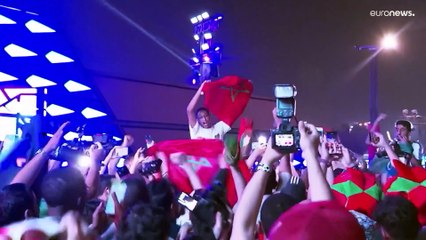 فيديو: العرب المنقسمون سياسيًا يتوحدون في الدوحة خلف المنتخب المغربي